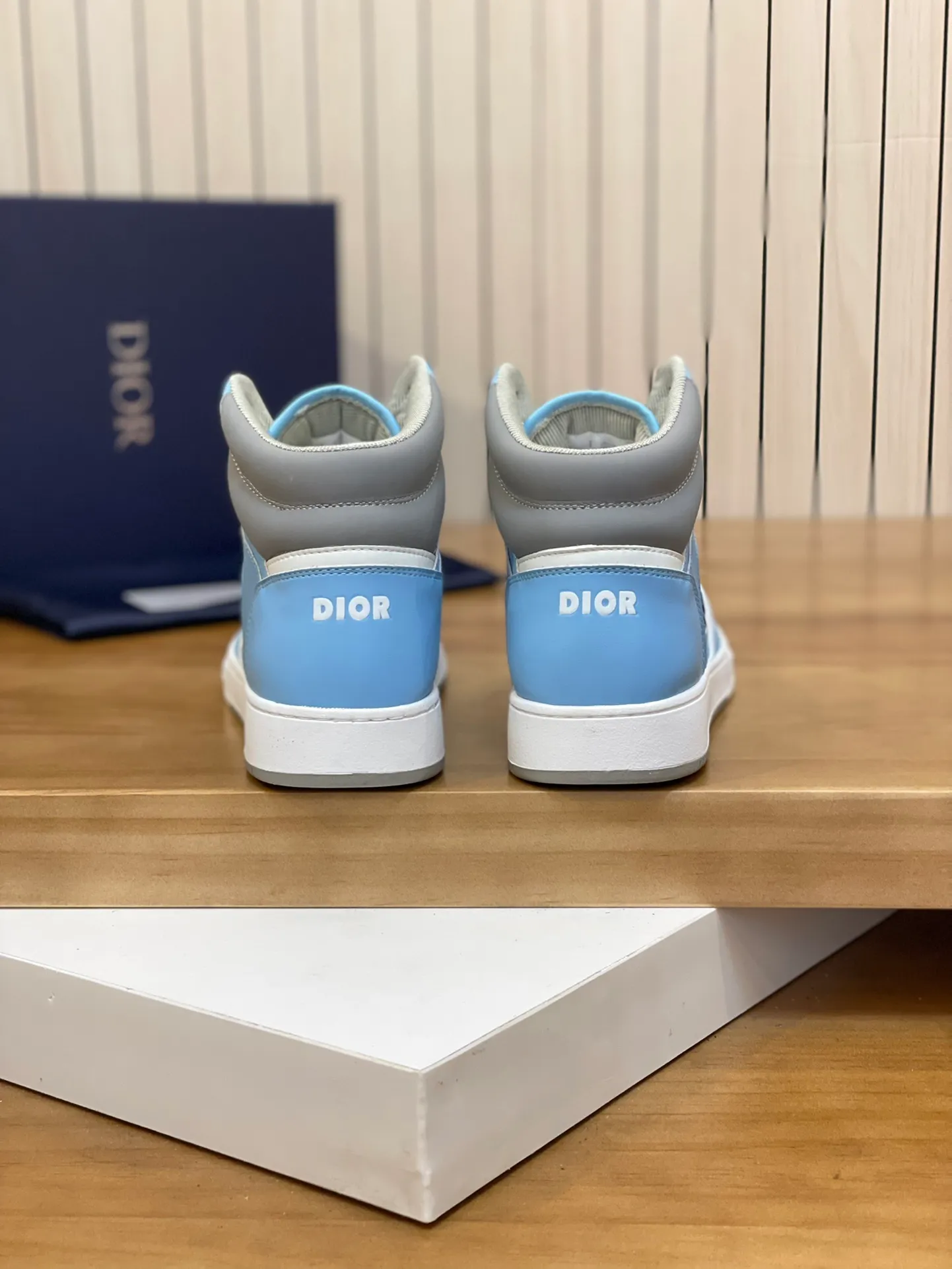 Men's shoes: 💰P460¥ Product trademark: Dior* "Dior*" high-top casual shoes Regular size: 38-44 (can be customized to 45.46) Product materials: Upper imported cowhide stitched with original fabric, breathable lining, original outsole. Number: 1006